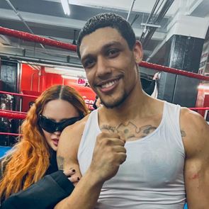 &lt;em>Мадона&lt;/em> с железен договор към гаджетата си