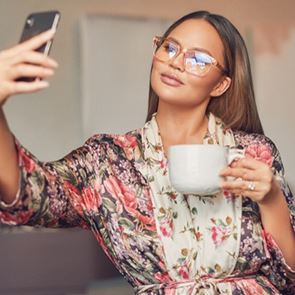 Феновете на &lt;em>Криси&lt;/em> &lt;em>Тейгън&lt;/em> не са доволни, че тя пие вино за 13 000 долара