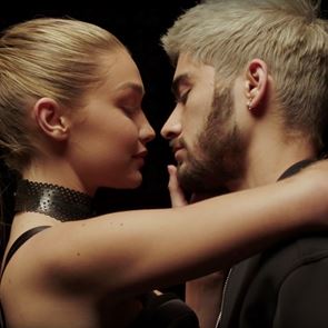 Джиджи и Зейн "не могат да се наситят" на малкото си момиченце