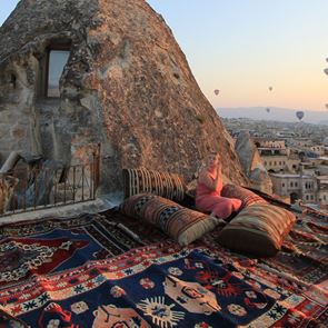 Хотел в пещера и апартамент, декориран изцяло с бирени кенчета... КАКВО