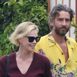 &lt;em>Чарлийз&lt;/em> &lt;em>Терон&lt;/em> грее до новата си любов