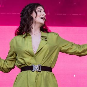 След 4 години музикална пауза, Лорд се завръща