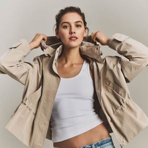 Денимът се завръща с нова сила: Какво предлага новата колекция на Calvin Klein