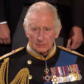 Чарлз остави сърцераздирателна бележка върху ковчега на кралицата