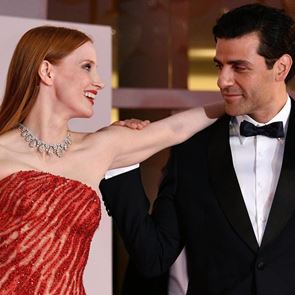 Джесика Частейн обясни целувката от червения килим във Венеция