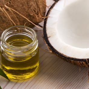 Кокосовото масло помага за постигането на здрава и красива кожа