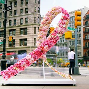 Как розовата лентичка на Estée Lauder се бори срещу рака на гърдата