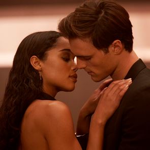 <em>Джейкъб</em> <em>Елорди</em> и Лора Харие ще запалят Свети Валентин