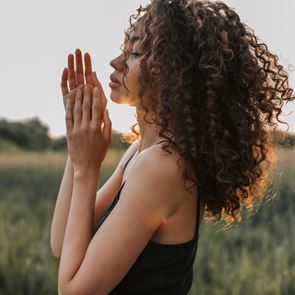 Спокойно, има решение &lt;em>за&lt;/em> сухата коса през студените месеци