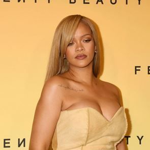 Риана показа естествената си коса