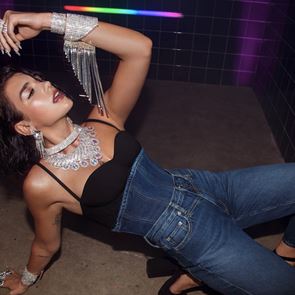 Дуа Липа представя делукс изданието на Future Nostalgia