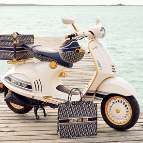 Лукс и стил: Скутер Vespa, само че <em>Dior</em>...