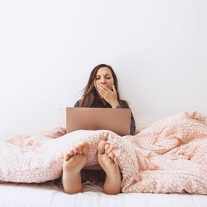 Специалистите обясняват защо сме уморени, докато прекарваме цялото си време в почивка у дома