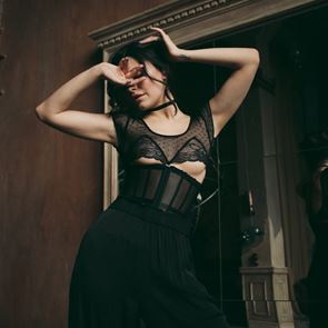 Еротика и сексапил с корсетите Fangahra Corset