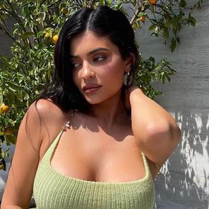 Кайли Дженър работи върху бранд за бански