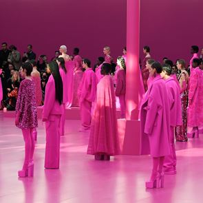 Valentino бяга от реалността, за да оцвети есента в яркорозово