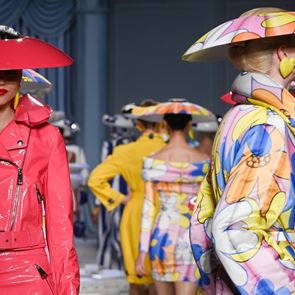 Веднага скачаме в басейна на &lt;em>Moschino&lt;/em>