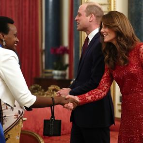 Кейт Мидълтън отново впечатли с бляскава визия в червено