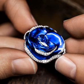 Цъфтящи рози върху ръцете: новите пръстени &lt;em>Dior&lt;/em> Rose Pop