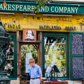 Отваряме вратите на най-легендарната книжарница в Париж