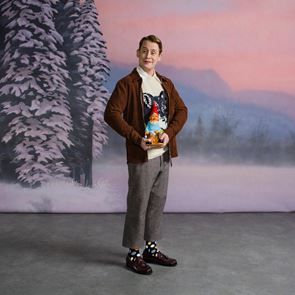 Червен маникюр, игуана и пъстри чорапи? &lt;em>Маколи&lt;/em> &lt;em>Кълкин&lt;/em> в кампанията Happy Socks