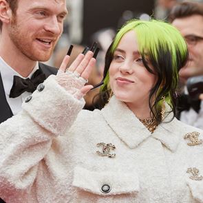 Момент, КАКЪВ ЦВЯТ са обувките на Били Айлиш