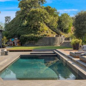 Криси Тейгън и Джон Леджънд продадоха имението си за 17 милиона