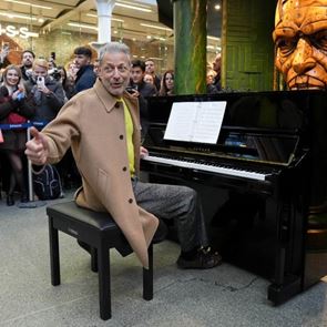 Джеф Голдблум изненада пътниците на гарата в Лондон