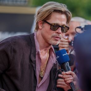 Всички в интернет говорят за полата на Брад Пит