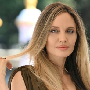 Новото карамелено русо на &lt;em>Анджелина&lt;/em> &lt;em>Джоли&lt;/em> е вдъхновение в края на сезона