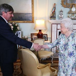 Новият придворен поет на кралицата