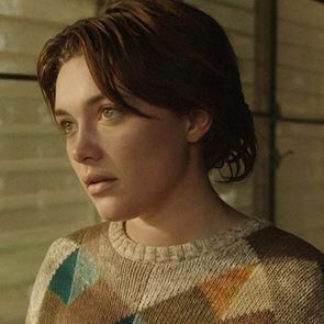 Вижте &lt;em>Флорънс&lt;/em> &lt;em>Пю&lt;/em> в емоционалния трейлър на &quot;А Good Person&quot;