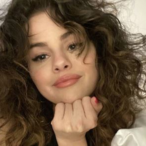 <em>Селена</em> <em>Гомес</em> отпразнува Rare Beauty без капка грим