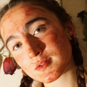 Маска за лице от менструална кръв