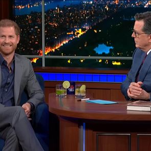 Принц <em>Хари</em> проверява истинността на "The Crown"