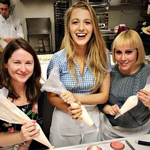 Гответе със Скалата, Джон Леджънд, Блейк Лайвли и Гуинет Полтроу