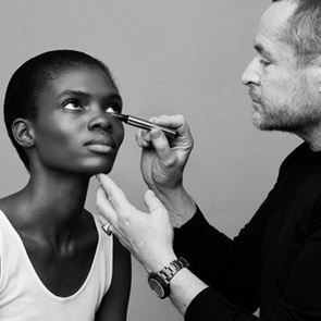 Том Пешу рисува лицето на съвременния грим