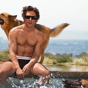 Джеръми Алън Уайт се завръща за есенната кампания на &lt;em>Calvin&lt;/em> &lt;em>Klein&lt;/em>