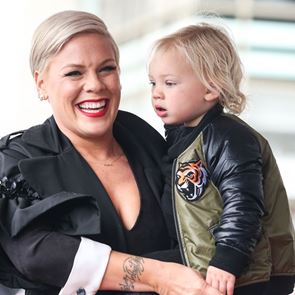 &lt;em>Пинк&lt;/em> и 3-годишният й син са добре след положителен тест за коронавирус преди 2 седмици