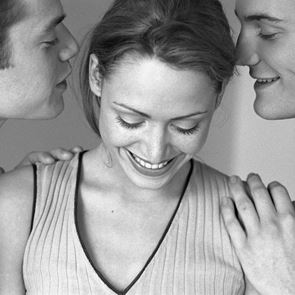 Какво е полиаморна връзка и подходяща ли е за нас