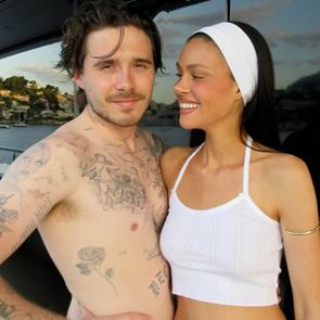 &lt;em>Бруклин&lt;/em> и Никола Пелц &lt;em>Бекъм&lt;/em> споделиха кадри от подновяване на сватбените си обети