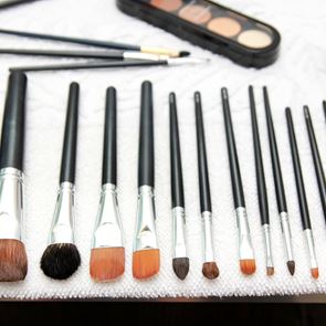 Важно е да почиствате четките си &lt;em>за&lt;/em> грим