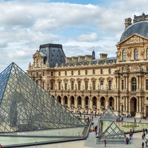 Лувърът, египетските пирамиди и Ню Йорк са в хола ни