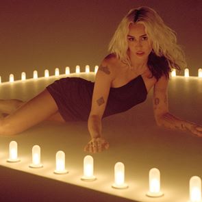 Майли Сайръс иска да чуете историята зад &quot;River