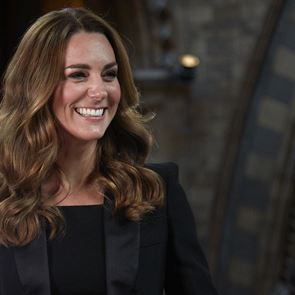 Кейт Мидълтън се връща в 80-те с черен бляскав костюм