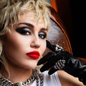 Майли Сайръс отново нарушава правилата, този път с рок албум