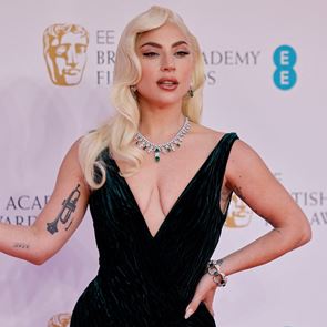 По червения килим на наградите БАФТА