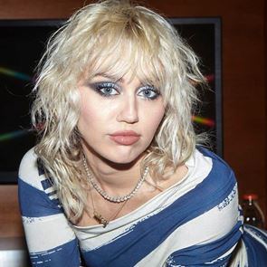 &quot;Plastic Hearts&quot; на &lt;em>Майли&lt;/em> &lt;em>Сайръс&lt;/em> продължава да чупи рекорди