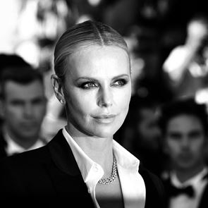 &lt;em>Чарлийз&lt;/em> &lt;em>Терон&lt;/em> се наслаждава да е необвързана