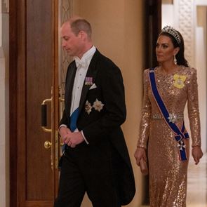 Кейт Мидълтън грее в разкошна рокля в розово злато